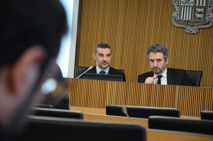 Un moment de la compareixença del ministre de Finances, Eric Jover, i el secretari d'Estat d'Afers Financers Internacionals, Marc Ballestà, davant la comissió legislativa de Finances.