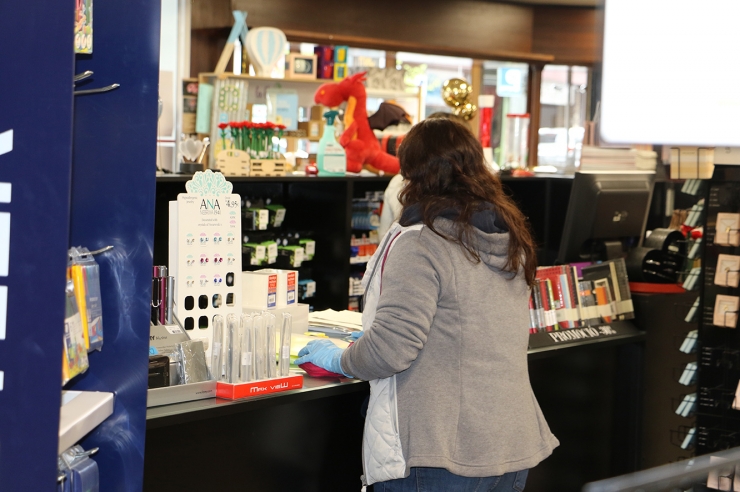 Una clienta a una botiga.