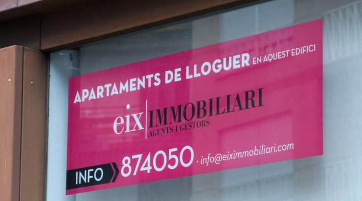 Un cartell d'apartaments de lloguer.