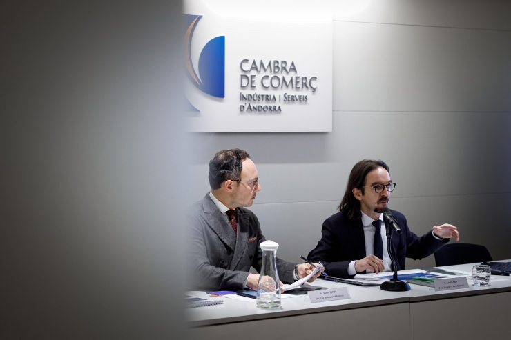 El cap de Govern, Xavier Espot, i el secretari d'Estat d'Afers Europeus, Landry Riba durant l'acte de presentació de l'informe elaborat per la Cambra.
 
 
