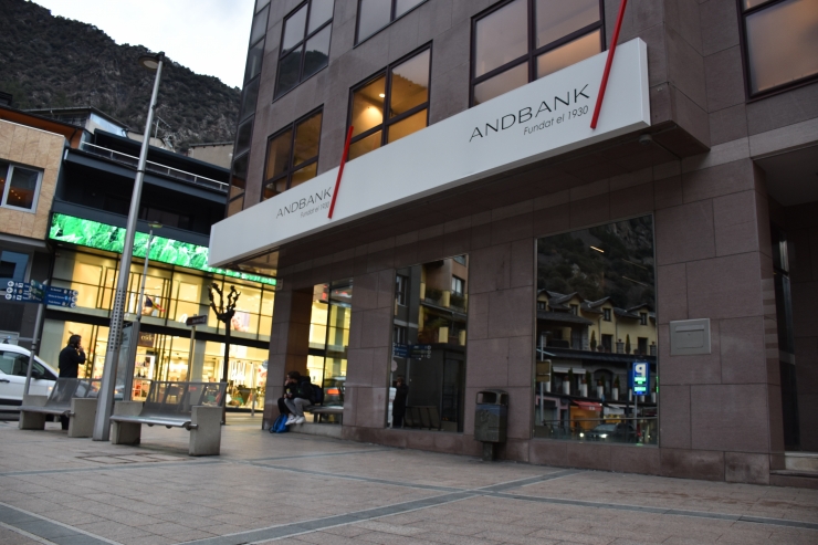 La façana de la nova oficina d'Andbank a la plaça Rebés d'Andorra la Vella.