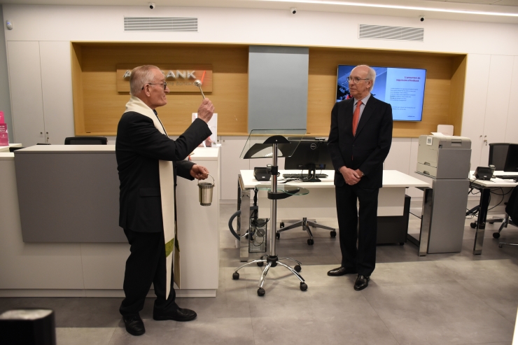 Mossèn Ramon Sàrries beneeix la nova oficina d'Andbank.