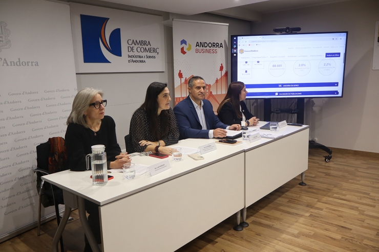 La directora d’Andorra Bussines, Judit Hidalgo, la directora de la Cambra de Comerç, Indústria i Serveis d’Andorra, Sol Rossell, el director del Departament d'Estadística, Edgar Baró, i la tècnica del Departament d'Estadística, Natàlia Soler.