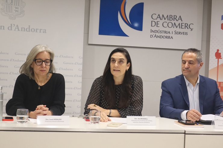 La directora d’Andorra Bussines, Judit Hidalgo, la directora de la Cambra de Comerç, Indústria i Serveis d’Andorra, Sol Rossell,i el director del Departament d'Estadística, Edgar Baró.