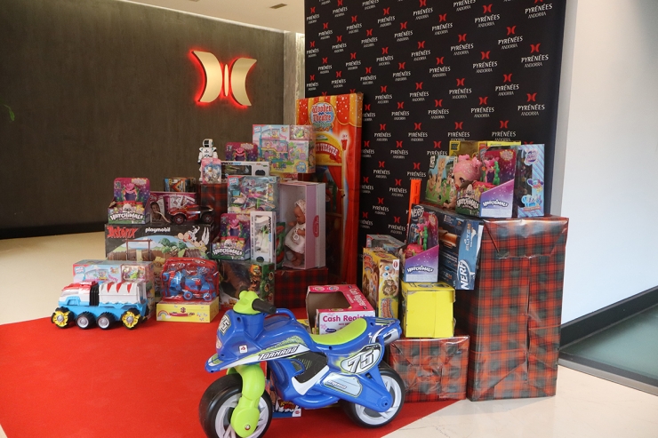 Alguns dels joguets i materials solidaris donats pel Grup Pyrénées.