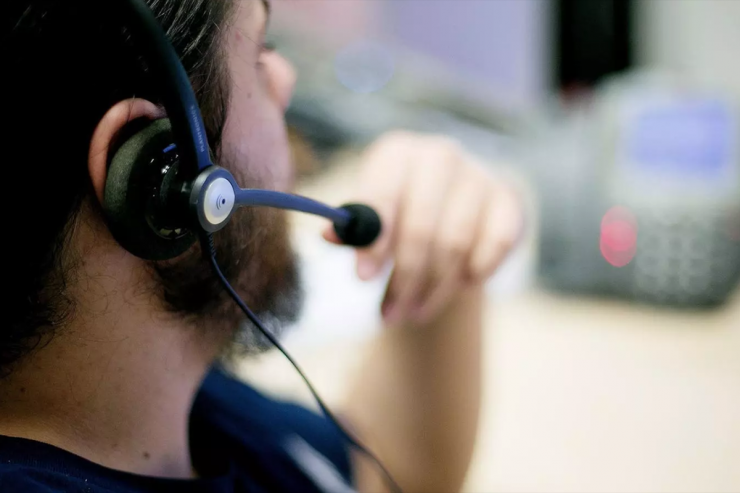 Un teleoperador al seu lloc de treball.