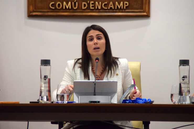La cònsol major d'Encamp, Laura Mas, durant la sessió de consell de comú.
