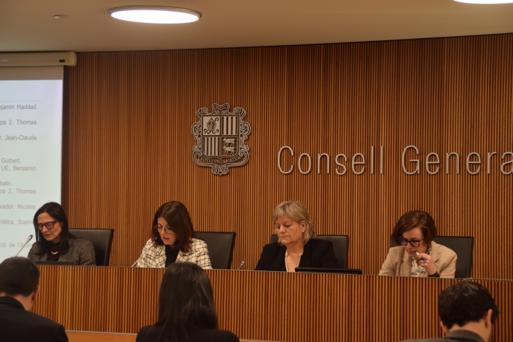 La ministra d’Afers Exteriors, Imma Tor, i la ministra de Justícia i Interior, Ester Molné, durant la compareixença.