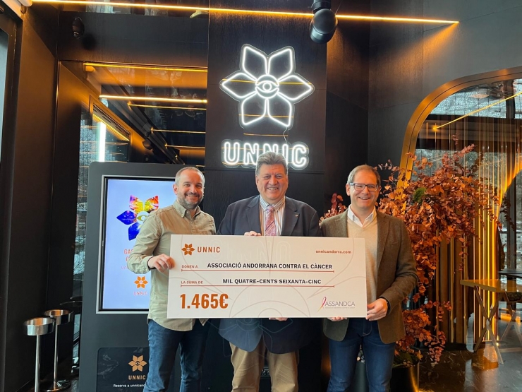 El president d'Assandca, Josep Saravia, al centre, ha rebut el xec de la mà dels representants d'Unnic, Toni Alonso i Pedro Moran.