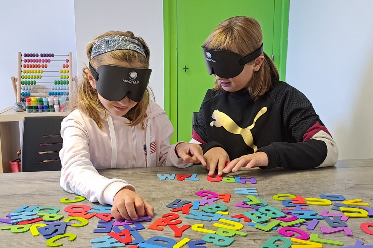 Infants entrenant la visió extraocular durant una sessió del mètode VEO.