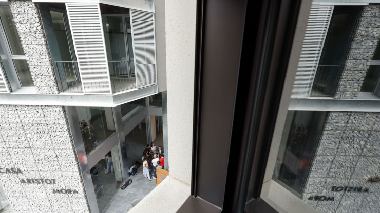 L'edifici Casa Aristot Mora, seu de l’INH i dels habitatges de protecció pública.
