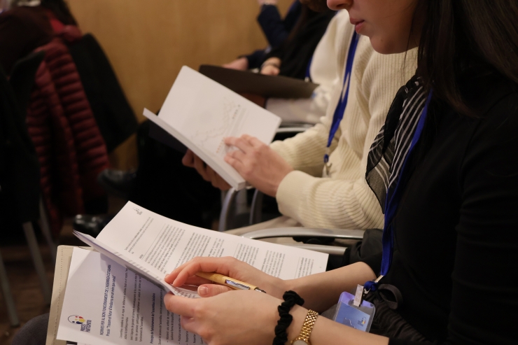 Un membre de l'Assemblea Ciutadana revisant la documentació d'estudi.