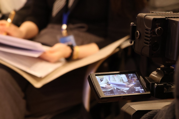 Un membre de l'Assemblea Ciutadana revisant la documentació d'estudi.