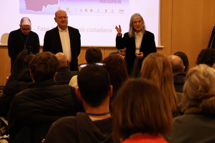 Els copresidents i representants de l’Assemblea Ciutadana, Manel Riera i Elisenda Vives, durant la primera reunió de la segona fase.