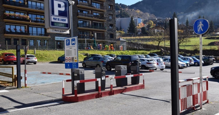 L'aparcament comunal del Prat de l'Areny situat al costat del comú d'Encamp.