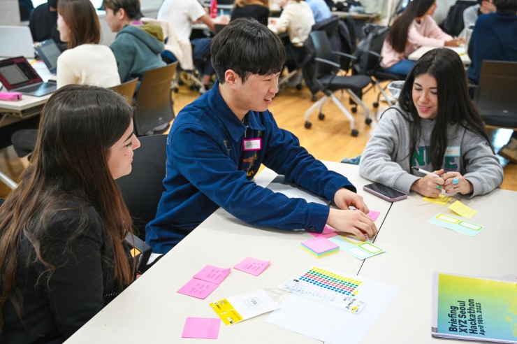 Uns estudiants en l'activitat de TeamLabs.