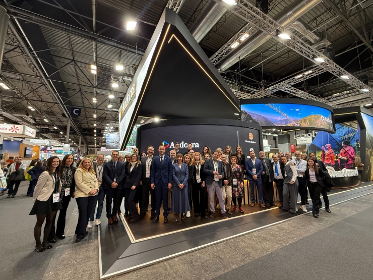La delegació andorrana d'Andorra Turisme i 19 empreses del sector a la 45a edició de Fitur amb el ministre de Turisme, Jordi Torres, al centre.
