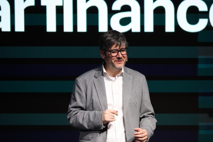 El conferenciant i director d'educació financera de l'Institut d'Estudis Financers de Barcelona, divulgador de referència internacional sobre finances personals i assessor financer, Jordi Martínez, durant l'acte.
 