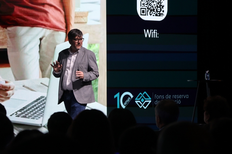 El conferenciant i director d'educació financera de l'Institut d'Estudis Financers de Barcelona, divulgador de referència internacional sobre finances personals i assessor financer, Jordi Martínez, durant l'acte.
 