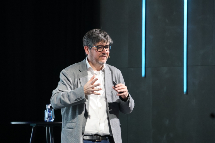 El conferenciant i director d'educació financera de l'Institut d'Estudis Financers de Barcelona, divulgador de referència internacional sobre finances personals i assessor financer, Jordi Martínez, durant l'acte.