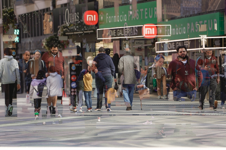 Persones caminant pel carrer.