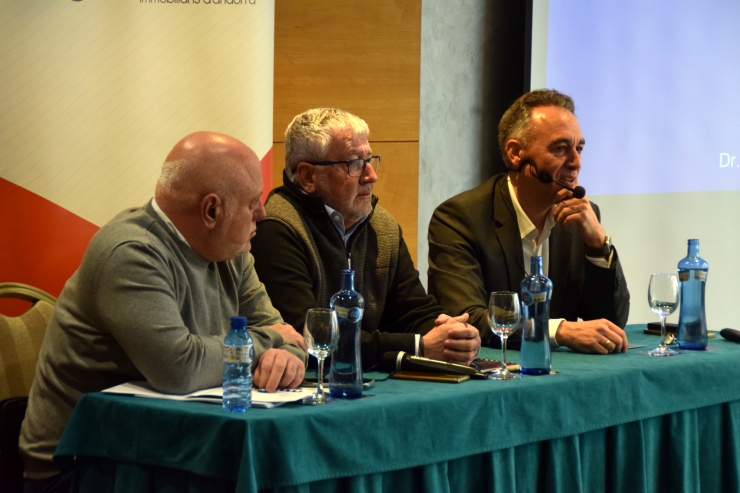 El vocal del Col·legi Professional d'Agents i Gestors Immobiliaris d'Andorra, Iñaki Martín, amb el president del Col·legi Professional d'Agents i Gestors Immobiliaris d'Andorra, Gerard Casellas, i el director de la Càtedra en Mercat Immobiliari de la Universitat de Saragossa i membre de GAMERIN, Luís Alberto Fabra Garcés.
