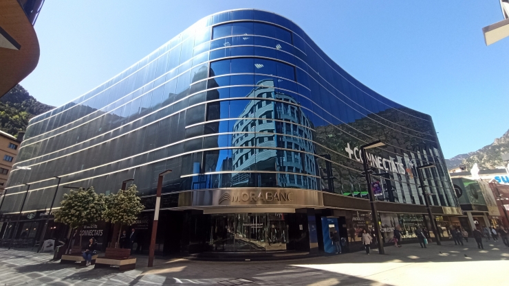 L'edifici del MoraBanc a l'avinguda Meritxell.