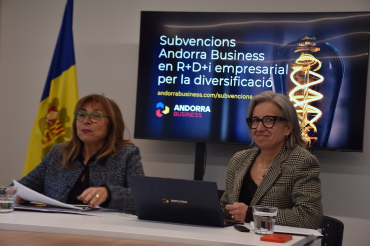 La ministra de Presidència, Economia, Treball i Habitatge, Conxita Marsol; i la directora d'Andorra Business, Judit Hidalgo, durant la presentació.