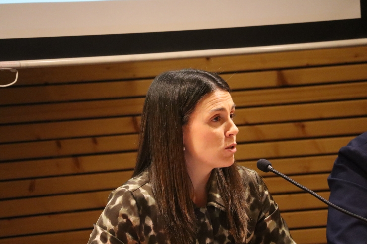 La cònsol major d'Encamp, Laura Mas, durant la roda de premsa posterior a la reunió extraordinària del Consell Econòmic i Social del Pas de la Casa.