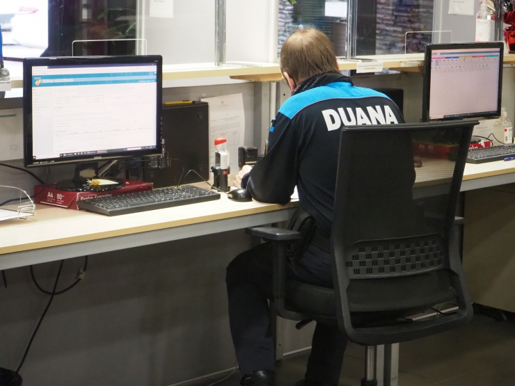 Un agent de Duana.