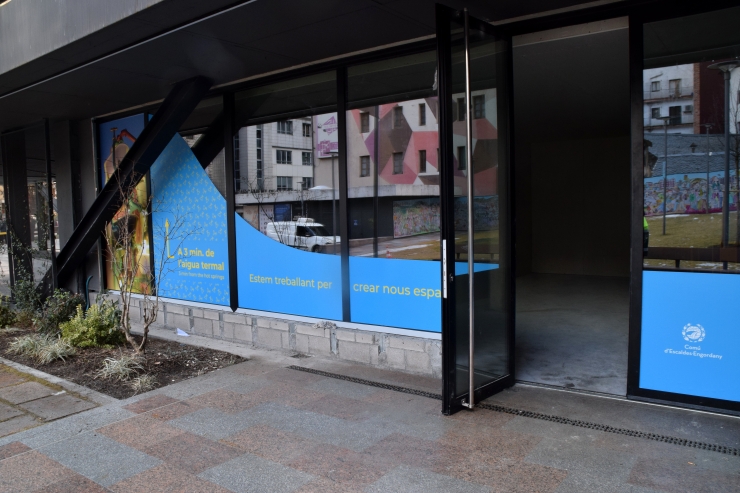 L'entrada dels locals de la plaça de l'església.