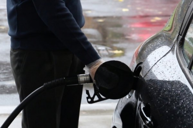 Una persona repostant en una benzinera.