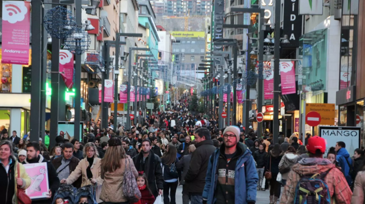 Turistes a l'avinguda Meritxell.