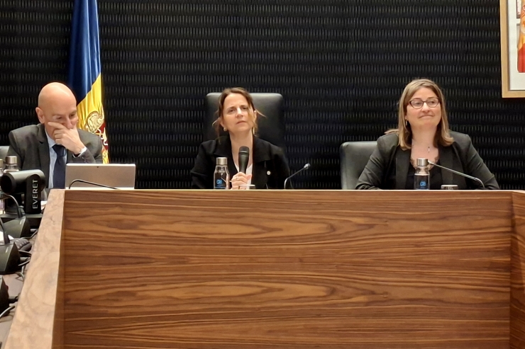 El cònsol menor i conseller de Finances, Compres i TIC, Quim Dolsa, amb la cònsol major d'Escaldes-Engordany, Rosa Gili, durant la sessió de consell de comú.