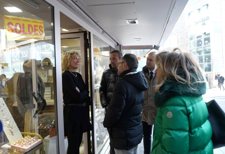 El cap de Govern i membres de l'Executiu amb els comerciants del Pas en una imatge d'arxiu.