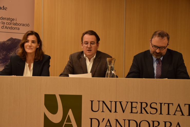 La directora associada del Centre de Governança Pública d'ESADE (EsadeGov), Mònica Reig, el president de l'EFA, Daniel Aristot, i el rector de la Universitat d'Andorra, Juli Minoves, durant la inauguració del programa.