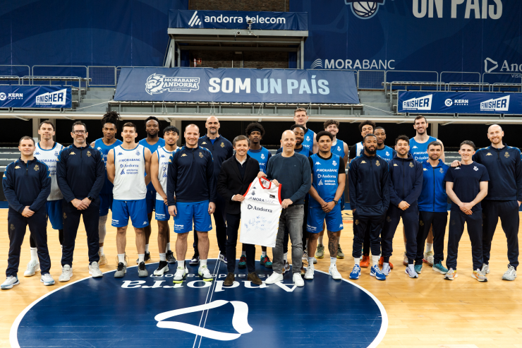 El director de màrqueting del Grup Pyrénées, Jordi Feliu, i el president del MoraBanc Andorra, Gorka Aixàs, amb l'equip.