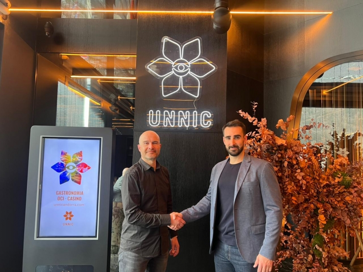 El moment de la signatura amb Unnic.
