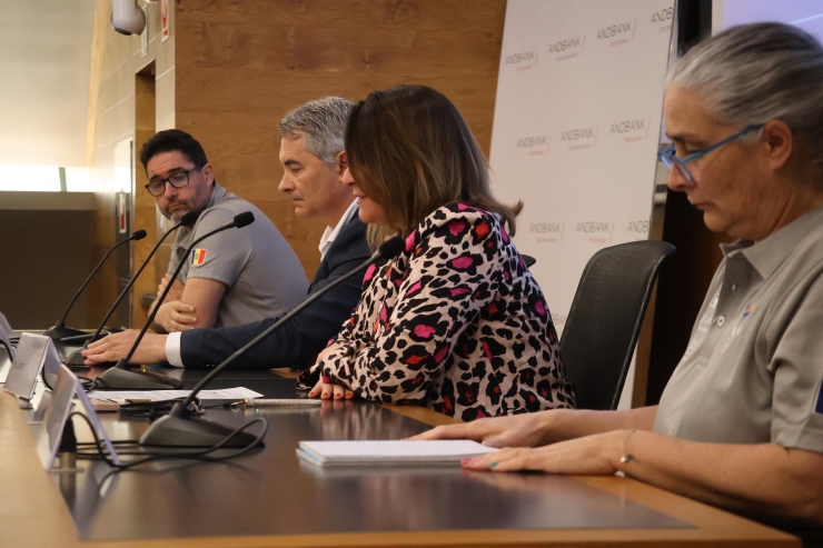 El director tècnic, Alfonso Maltrana; la directora Banca País d'Andbank, Maria Suárez; el president de la FAN, Joan Clotet; i la directora Natació artística, Natàlia Meca.