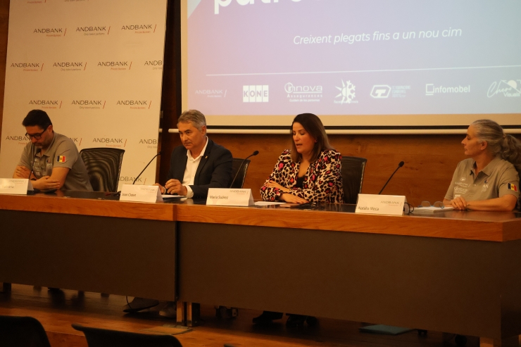 El director tècnic, Alfonso Maltrana; la directora Banca País d'Andbank, Maria Suárez; el president de la FAN, Joan Clotet; i la directora Natació artística, Natàlia Meca.