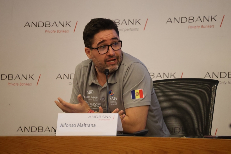 El director tècnic, Alfonso Maltrana, durant la roda de premsa.