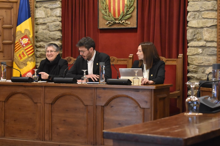 El cònsol major, Cerni Cairat, i la cònsol menor, Sofia Cortesao, duant sessió de consell de comú.