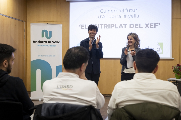 El cònsol major, Sergi González, i la presidenta del Col·legi de Dietistes, Berta Jiménez, durant el lliurament de diplomes del 'Nutriplat del xef', cuinem el futur d'Andorra la Vella.