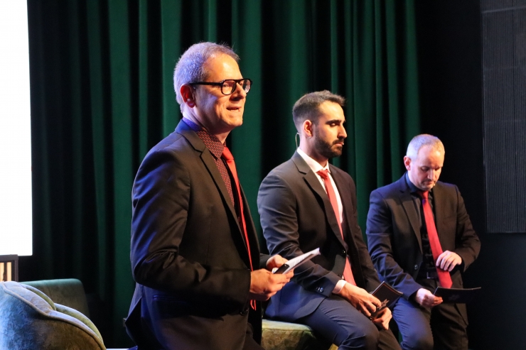 El director de màrqueting, Pedro Moran, el director general d’UNNIC, Jose Fulgencio Cano, i el director comercial, Toni Alonso, durant la roda de premsa del tercer aniversari d’Unnic.
 