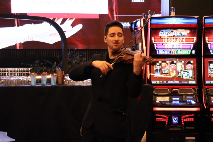 Un violinista durant la festa d'Unnic.