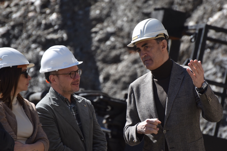 El cap de Govern, Xavier Espot; el ministre d’Urbanisme i Territori, Raúl Ferré, i la cònsol menor de Sant Julià de Lòria, Sofia Cortesao, a la obra del túnel de Rocafort.