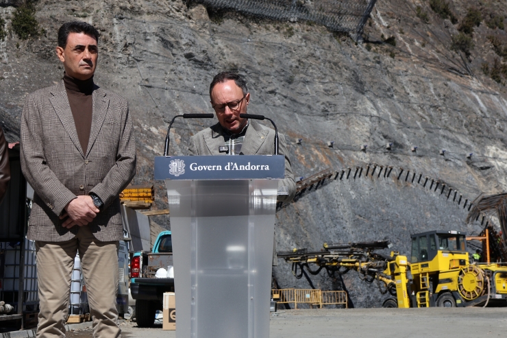 El ministre d'Urbanisme i Territori, Raül Ferré, i el cap de Govern, Xavier Espot, a l'obra del túnel de Rocafort, de Sant Julià de Lòria.