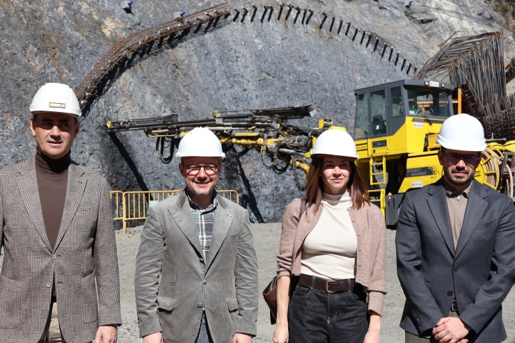 El ministre d'Urbanisme i Territori, Raül Ferré, a l'obra del vial de desviació, Túnel de Rocafort, de Sant Julià de Lòria, amb el cap de Govern, Xavier Espot; la cònsol menor laurediana, Sofia Cortesao; i el conseller de Circulació i Aparcaments, Cristian Mayoralas.