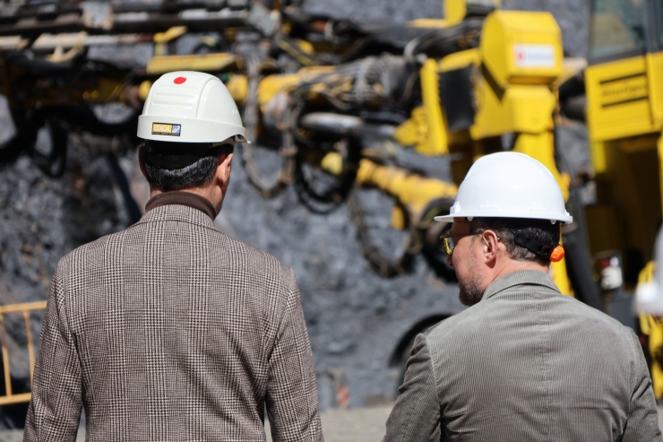 El ministre d'Urbanisme i Territori, Raül Ferré, i el cap de Govern, Xavier Espot, a l'obra del vial de desviació el túnel de Rocafort de Sant Julià de Lòria.