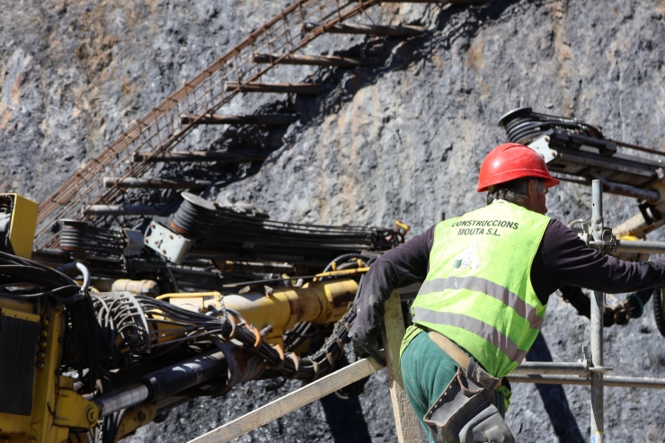 Un treballador a l'obra del vial de desviació, Túnel de Rocafort, de Sant Julià de Lòria.